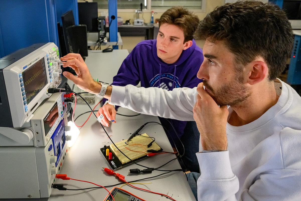 Students work on electrical engineering project