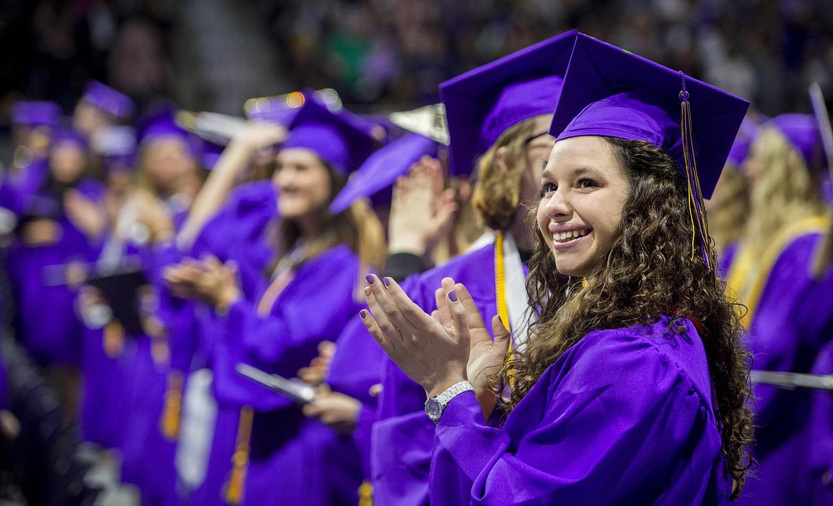 Honors graudates at commencement